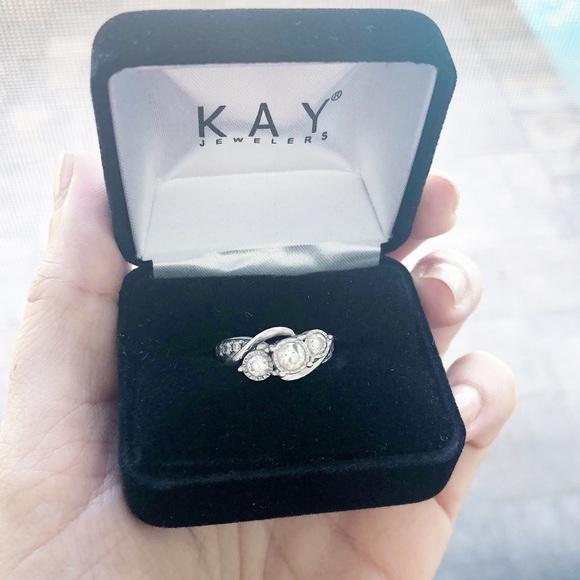 1 Carat Engagement Ring - Picture 2 of 2